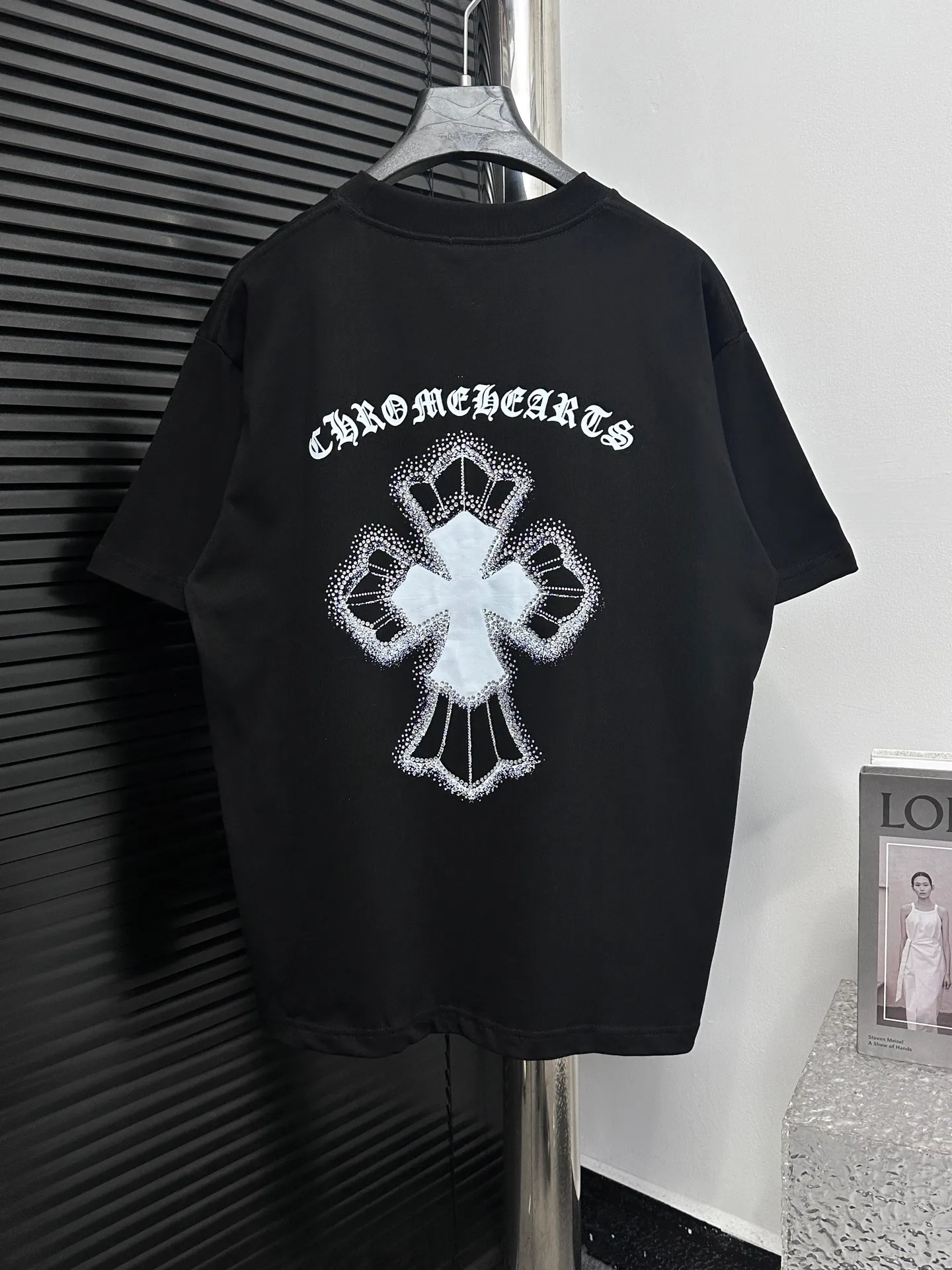 🅿️190 [ChromeHearts] ChromeHearts 25ss round neck T-shirt Original fabric Official same style Short-sleeved T-shirt Customized 260g same vat dyed fabric Very comfortable to the touch Latest brick cabinet synchronization for spring and summer Fashionable and personalized Super versatile and good-looking Very suitable for both men and women A must-have item Tag Collar label Washed wheat Complete with three standards Color: Black White Size: XS-L
